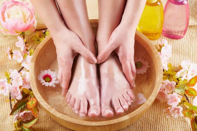 Banho de pés para fungos nas unhas